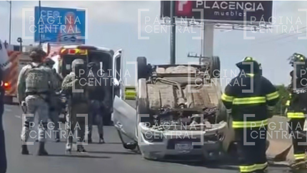 ¡Caos vial! Vuelca automóvil en el bulevar Aeropuerto tras ser impactado por tráiler