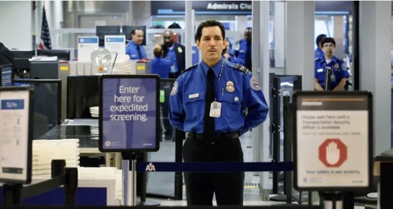 Trump amenaza con desplegar agentes del ICE en la seguridad aeroportuaria