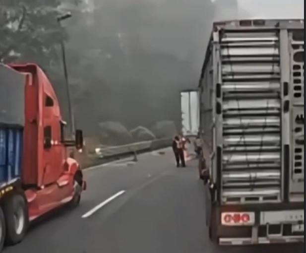 VIDEO Fingieron retén para robar tractocamión