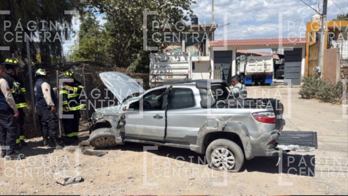 Vuelca camioneta en la federal 45, ¡Conductor salió ileso!