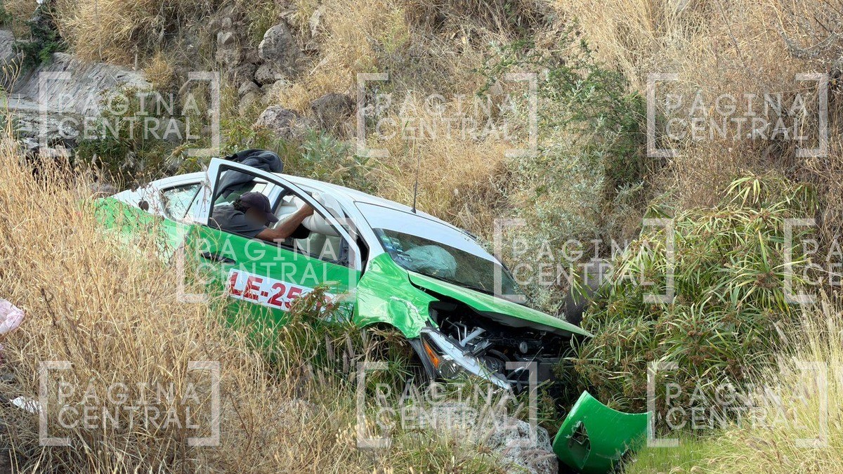 Taxi se accidenta: ¡Cae a arroyo en el bulevar Cervantes Saavedra y conductor sale ileso!