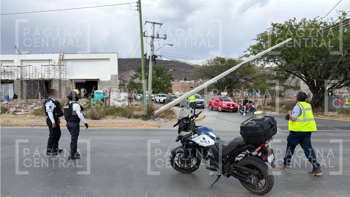 Precaución: Doble caída de postes genera cierre vial en León en el cruce de Juan Alonso de Torres