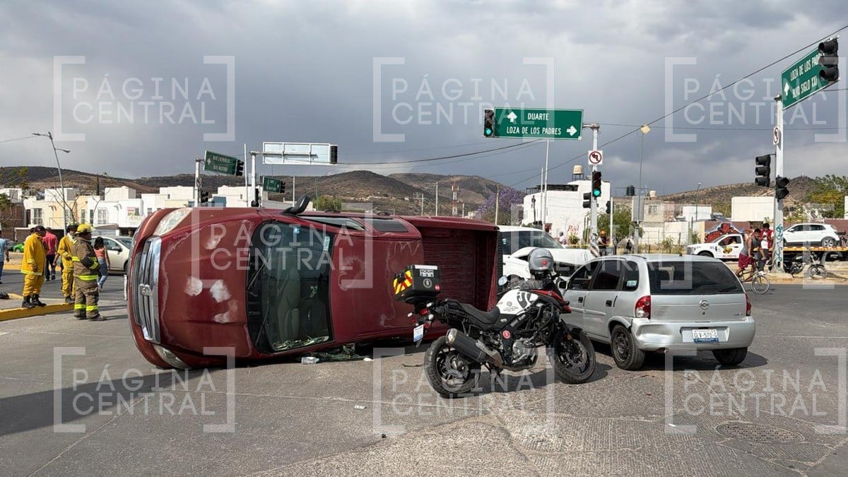 ¡Caos vial! Cierran el Eje Metropolitano por carambola y volcadura