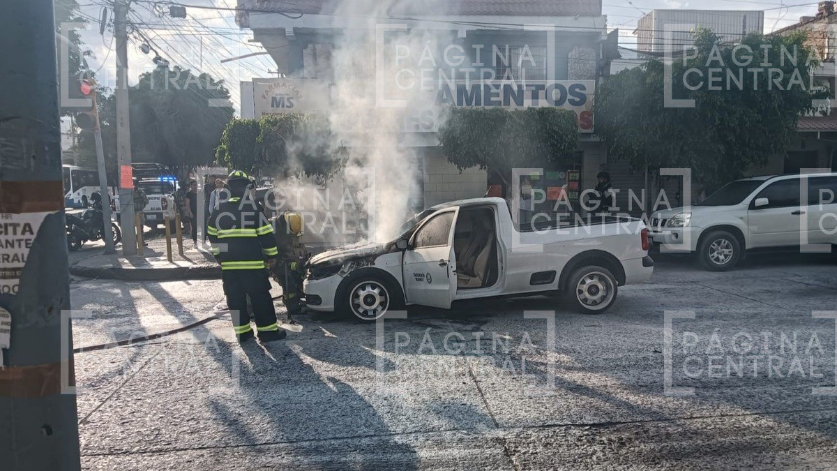 ¡Qué susto! Incendio de camioneta en Vicente Valtierra moviliza a cuerpos de emergencia