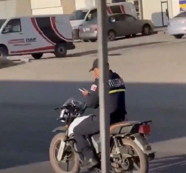 VIDEO Captan a supuesto policía en Moto: sin casco, sin placas y usando el celular