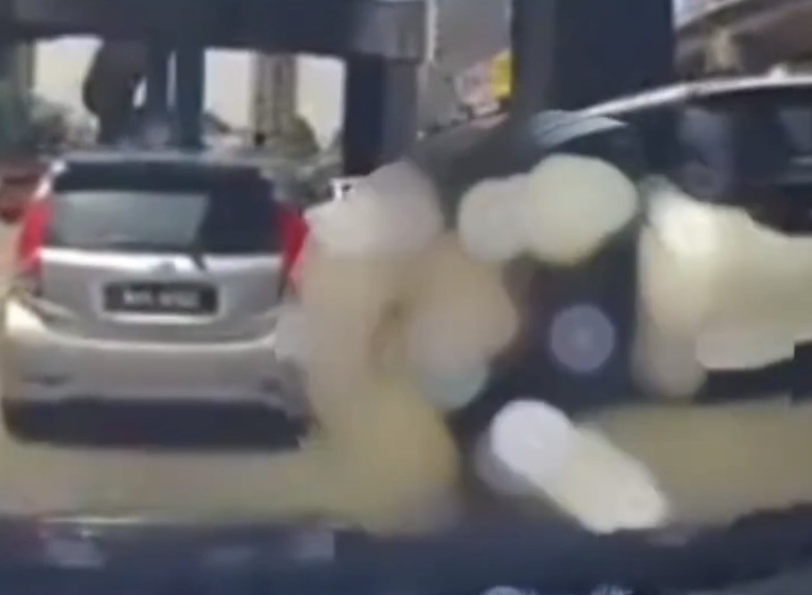 ¡Por estar en el celular! Atropella motocicleta a mujer distraída