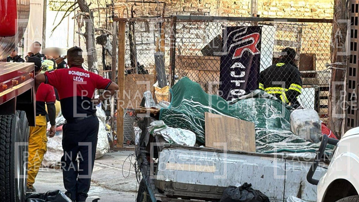 Cierran calles en Cerrito de Jerez por incendio en recicladora; controlan el fuego