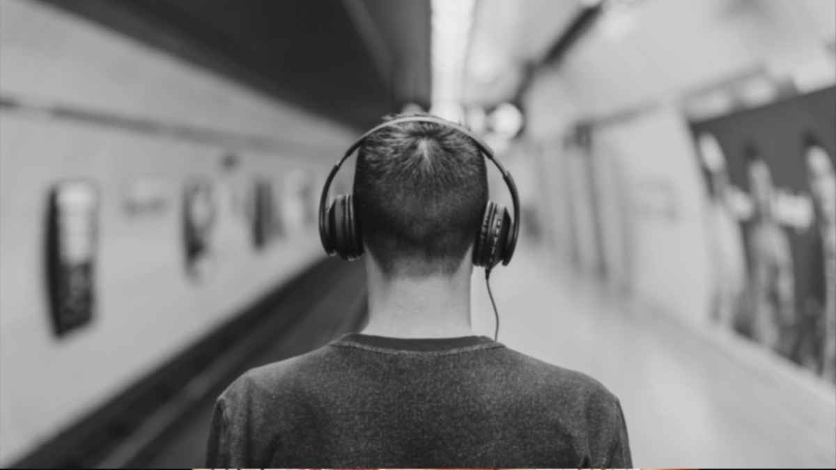 ¡Se lo llevó la bestia! Niño tenía puestos los audífonos y no escuchó el tren