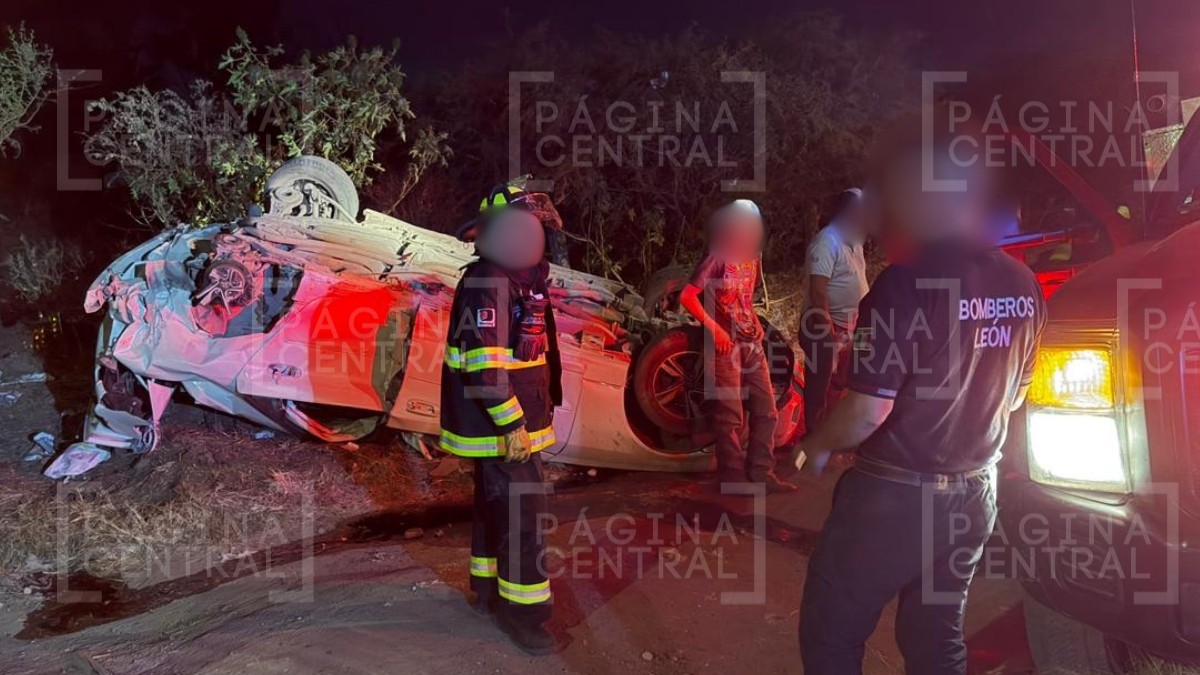 ¡Llantas arriba! Volcadura en el Eje Metropolitano deja dos lesionados de gravedad
