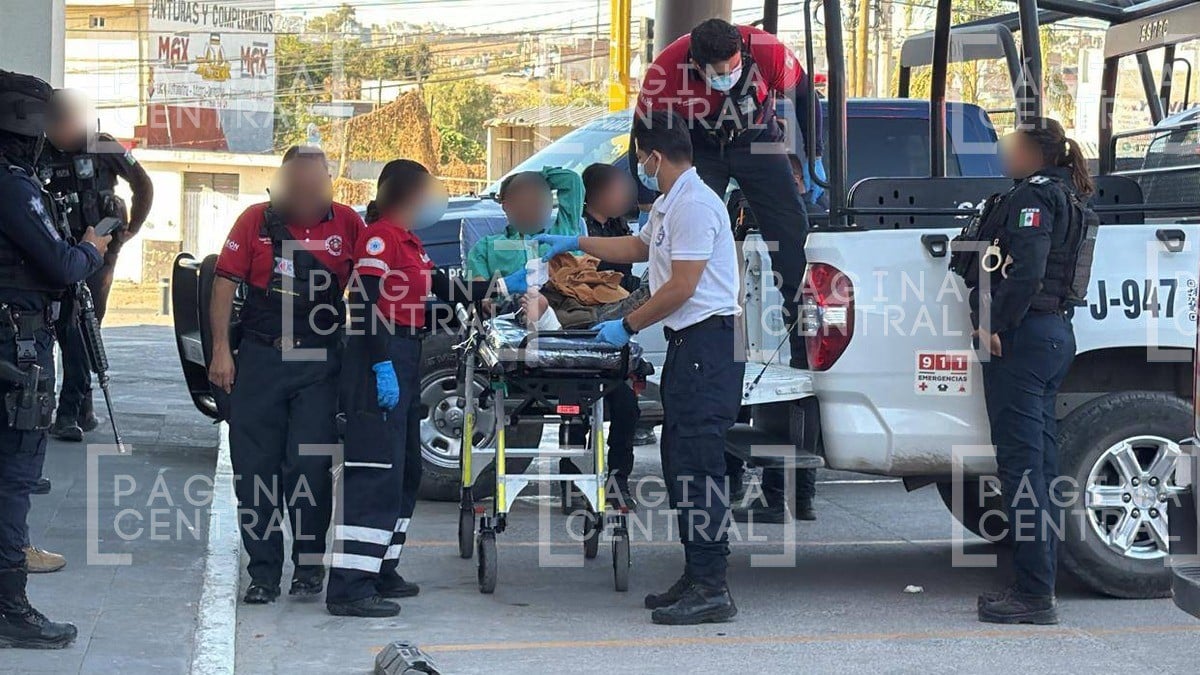 Hombre es baleado en el pie tras amagar a policías con un machete cerca de farmacia