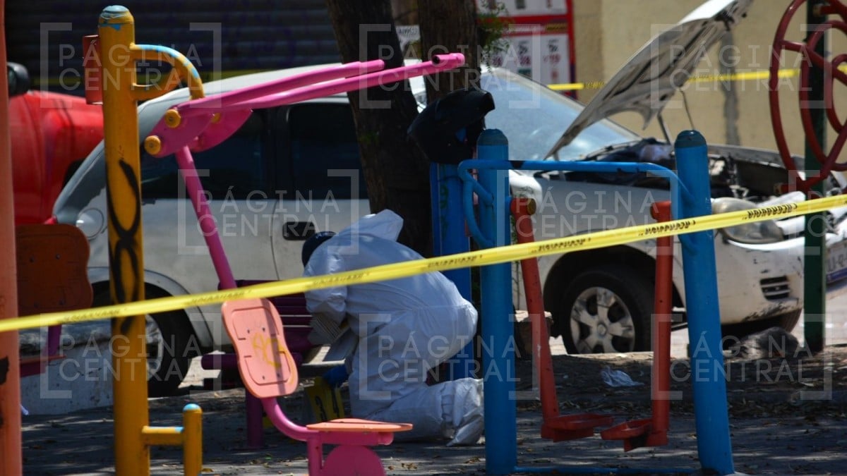 ¡Pánico! Matan a joven lavacoches en un parque; vecinos corrieron asustados
