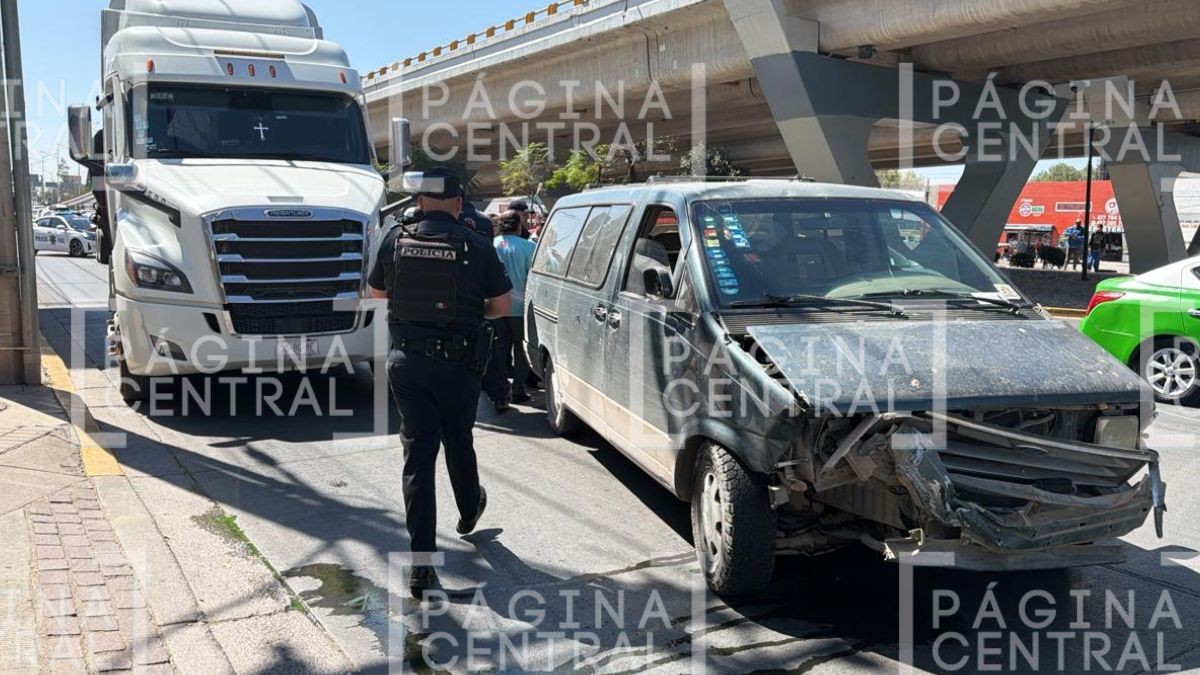 VIDEO Provoca persecución: Conductor de tráiler choca contra auto e intenta huir