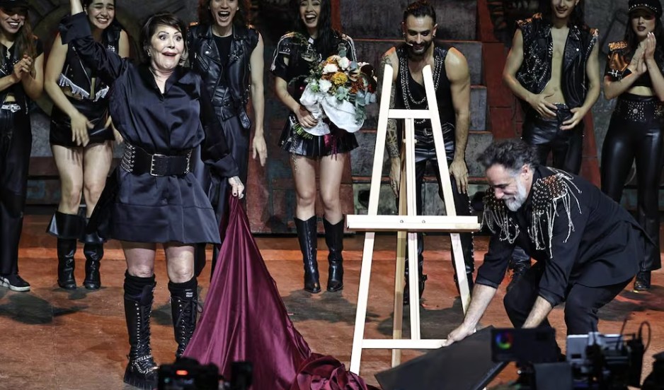 Alejandra Guzmán “deslumbra“ en el aniversario de Malinche: ¡Hasta la placa terminó rota!