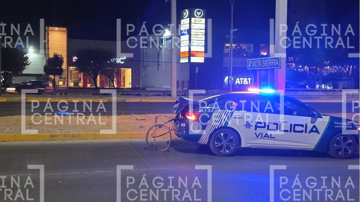 VIDEO Iba en su bici: Hombre choca contra motocicleta en León