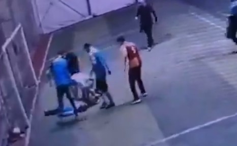 VIDEO En pleno partido: Portero muere tras recibir balonazo