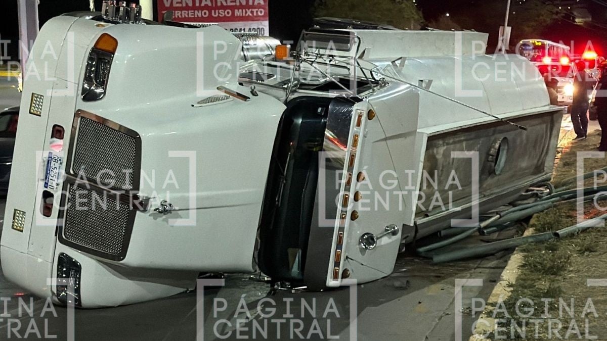 Iba a dar vuelta: Pipa de agua termina volcada, en León
