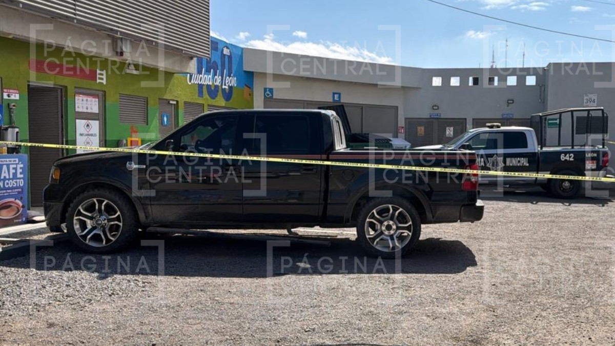 Hombre iba en su camioneta y lo balearon, se estacionó en gasolinera y se fue caminando al hospital
