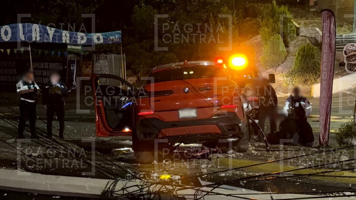 ¡Golpazo! Fuerte choque en Las Mandarinas, jóvenes en una BMW se van contra postes