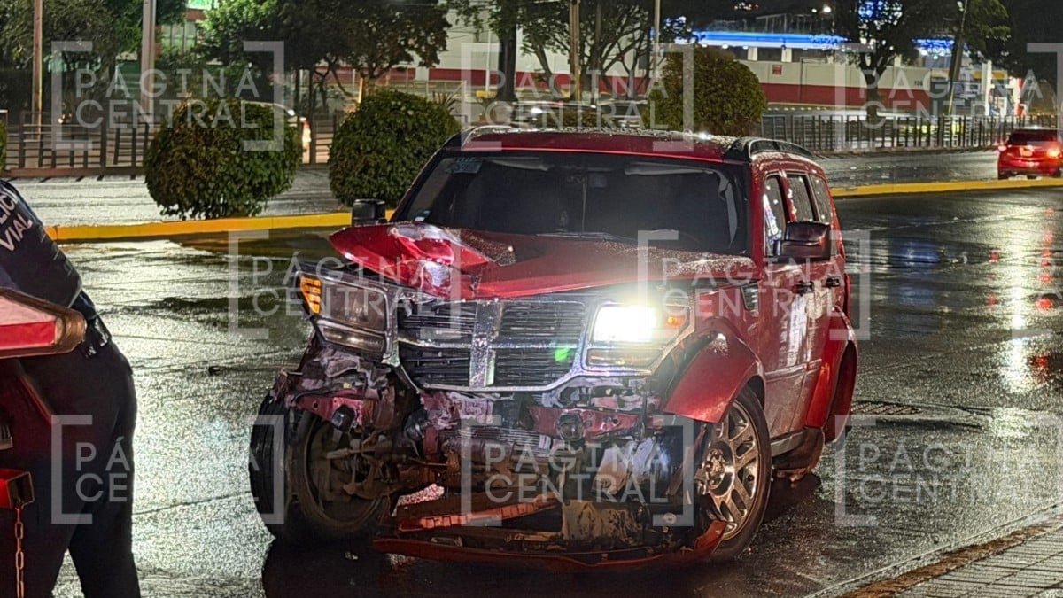 Conductor de camioneta iba por Morelos, chocó con poste y cayó a la mitad del camino