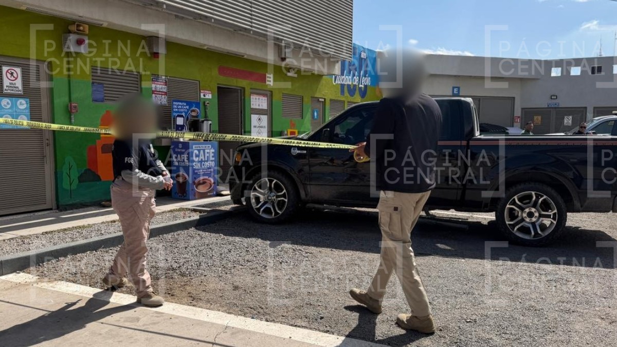 Balean a hombre en camioneta; se estaciona en gasolinera y se va caminando al hospital