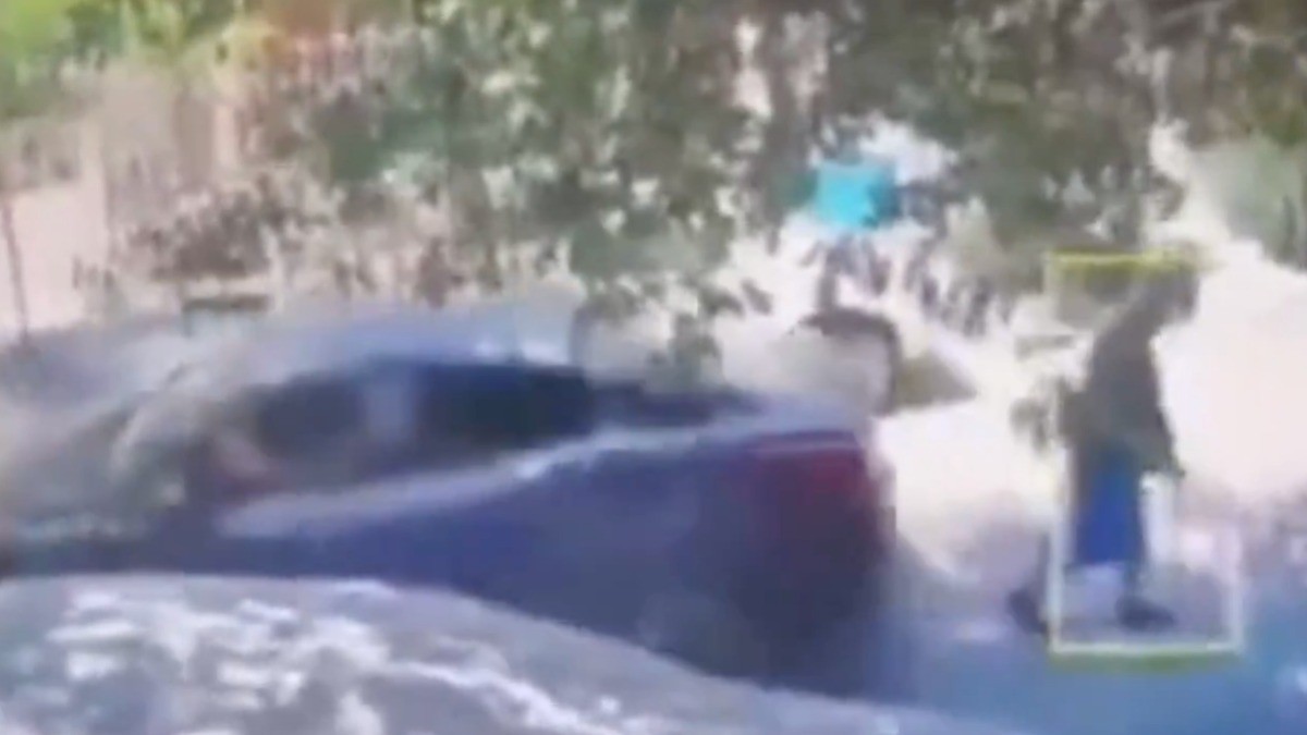 VIDEO ¡Indignante! Conductor que iba en reversa atropella a abuelita que iba a ver su hijo