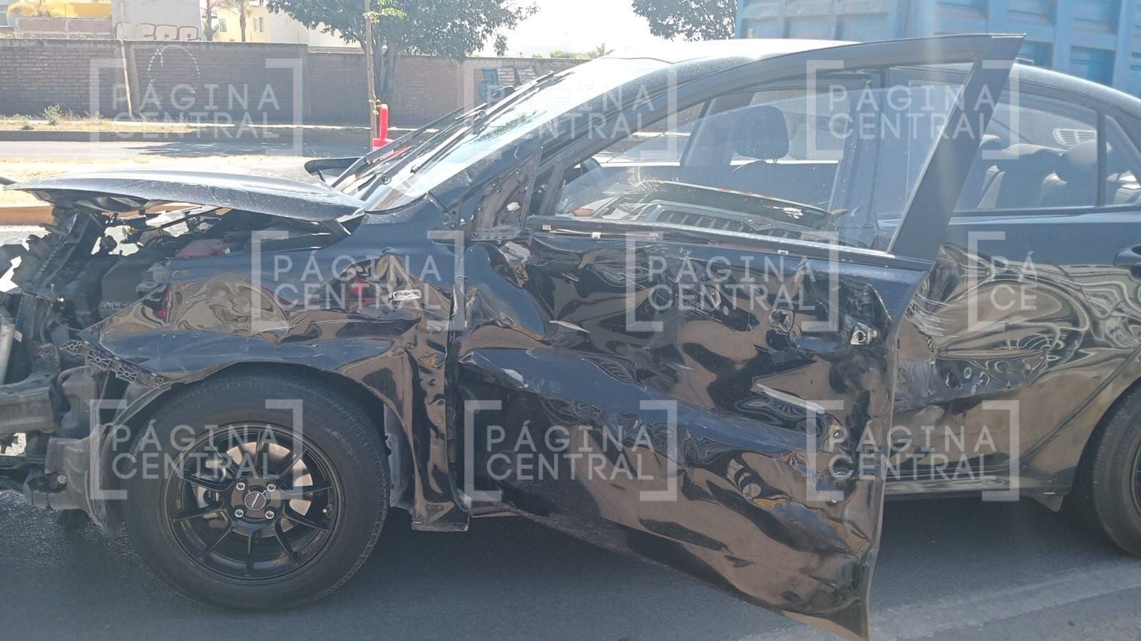 Pesada revolvedora arrastra a vehículo compacto en el bulevar San Juan Bosco