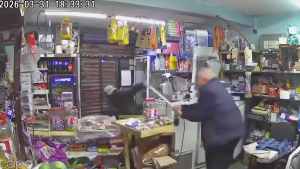 VIDEO Captan momento justo en el que un ladrón asalta a abuelito trabajador y lo acuchilla