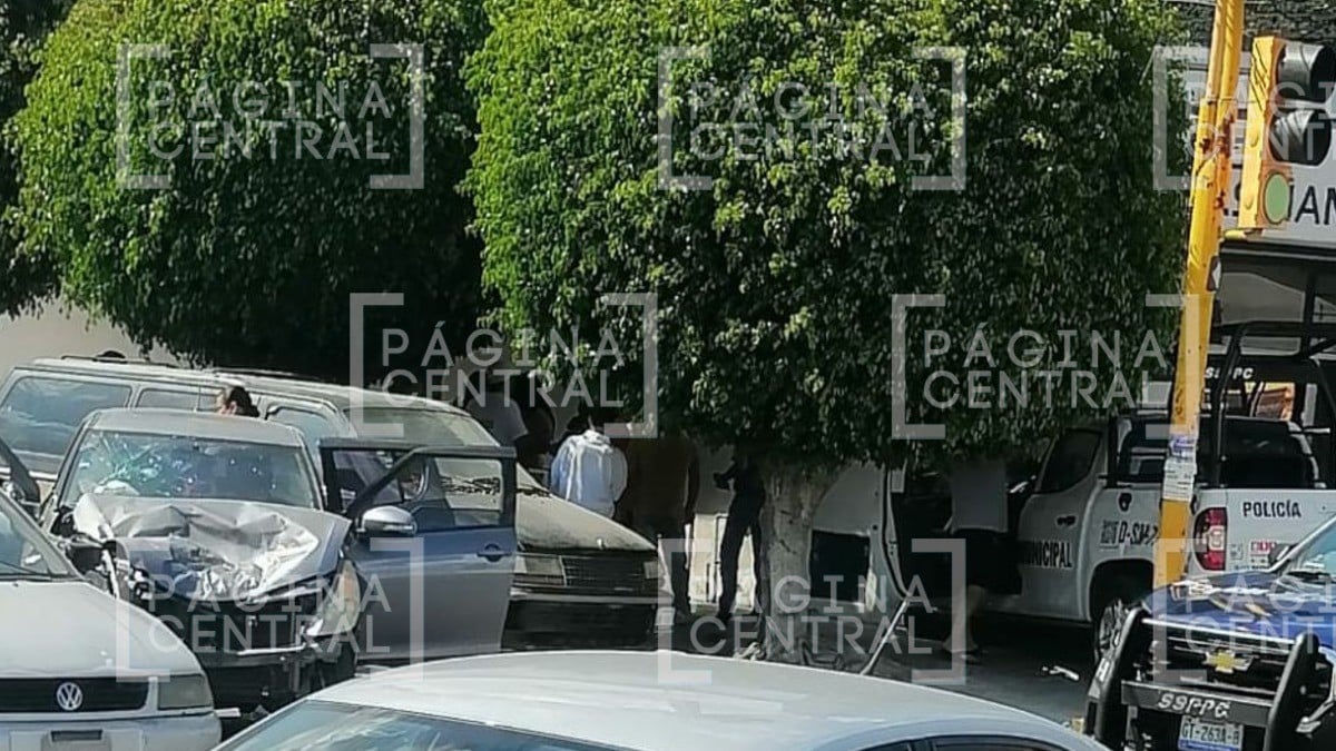 Patrulla choca y termina dentro de un local en León; hay cinco lesionados