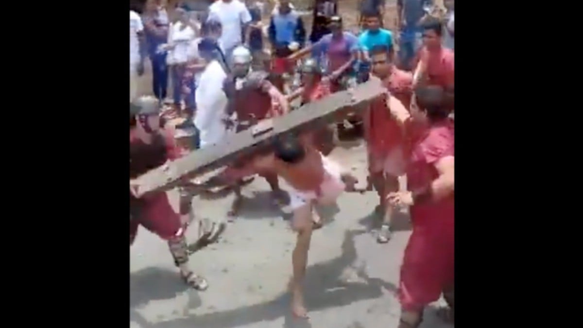 VIDEO ¡No puso la otra mejilla! Se viraliza “Jesús“ que respondió a golpes en el Viacrucis