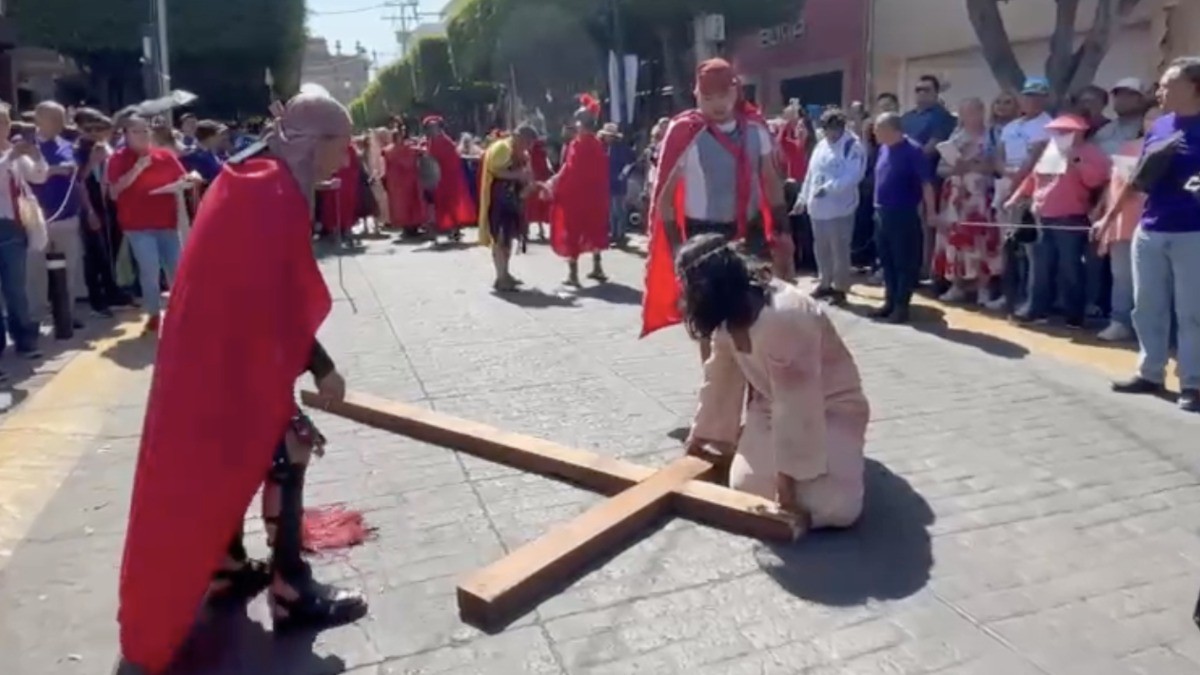Entre la devoción y el dolor: Madres Guerreras se unen al Viacrucis en León