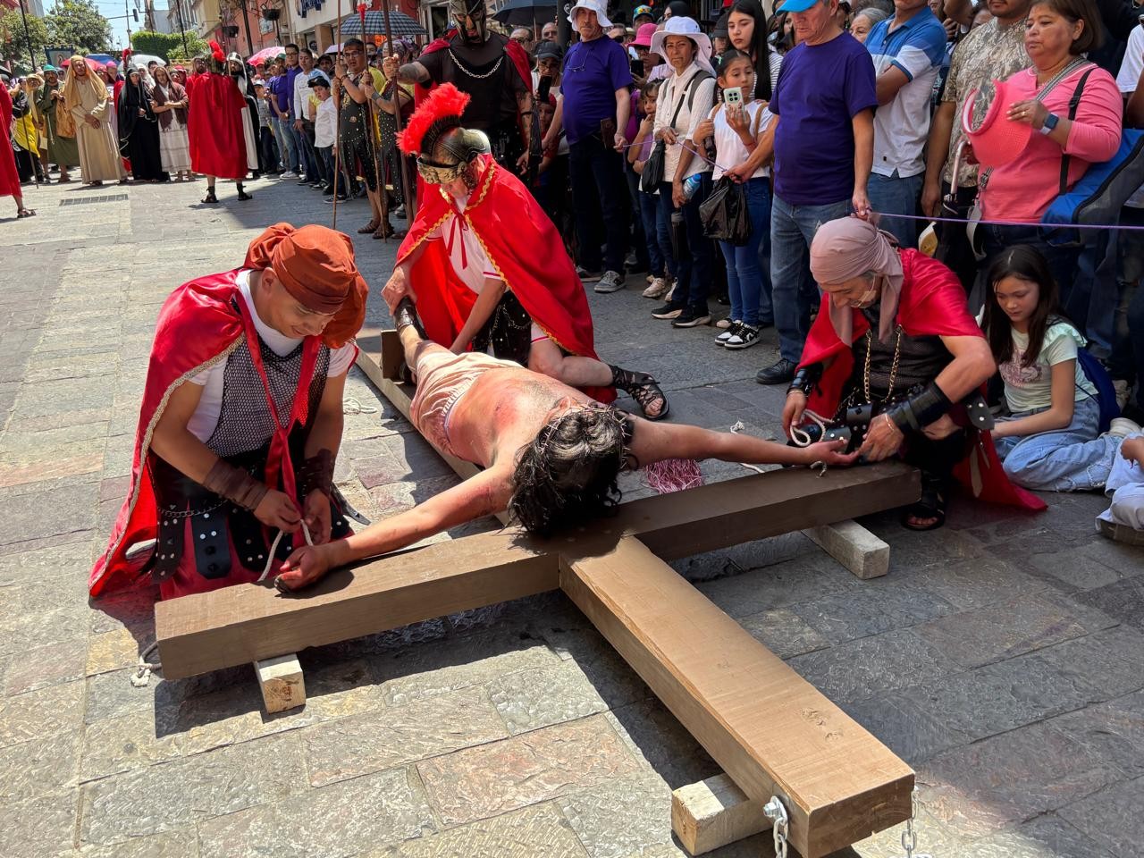 Claman por empatía y justicia en Viacrucis en León; arzobispo encabeza emotiva procesión