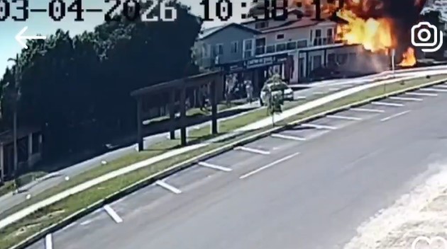 VIDEO Todo quedó en llamas: Avioneta se estrella contra restaurante y deja muertos