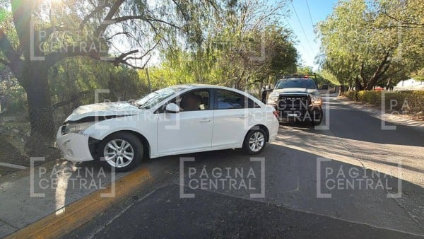 Conductora choca contra árbol al derrapar cerca de Gran Jardín; este es su estado de salud