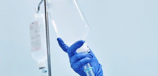 Investigan posible negligencia tras muerte de 4 personas por aplicación de suero vitaminado