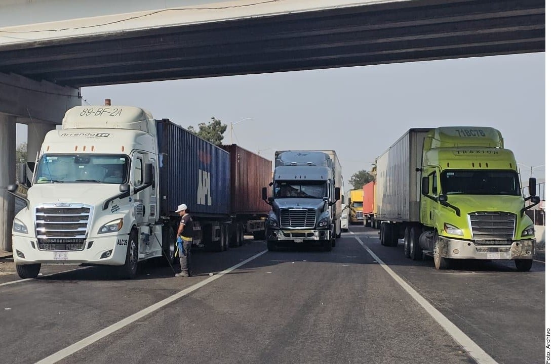 Anuncian transportistas y agricultores paro indefinido