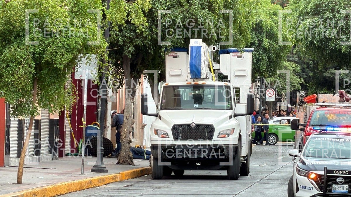 Explosión de registro de CFE genera temor entre locatarios y vecinos de la 5 de Mayo