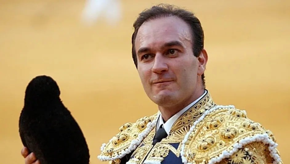 No logró esquivar embestida: Muere exmatador tras ser corneado en plaza de toros