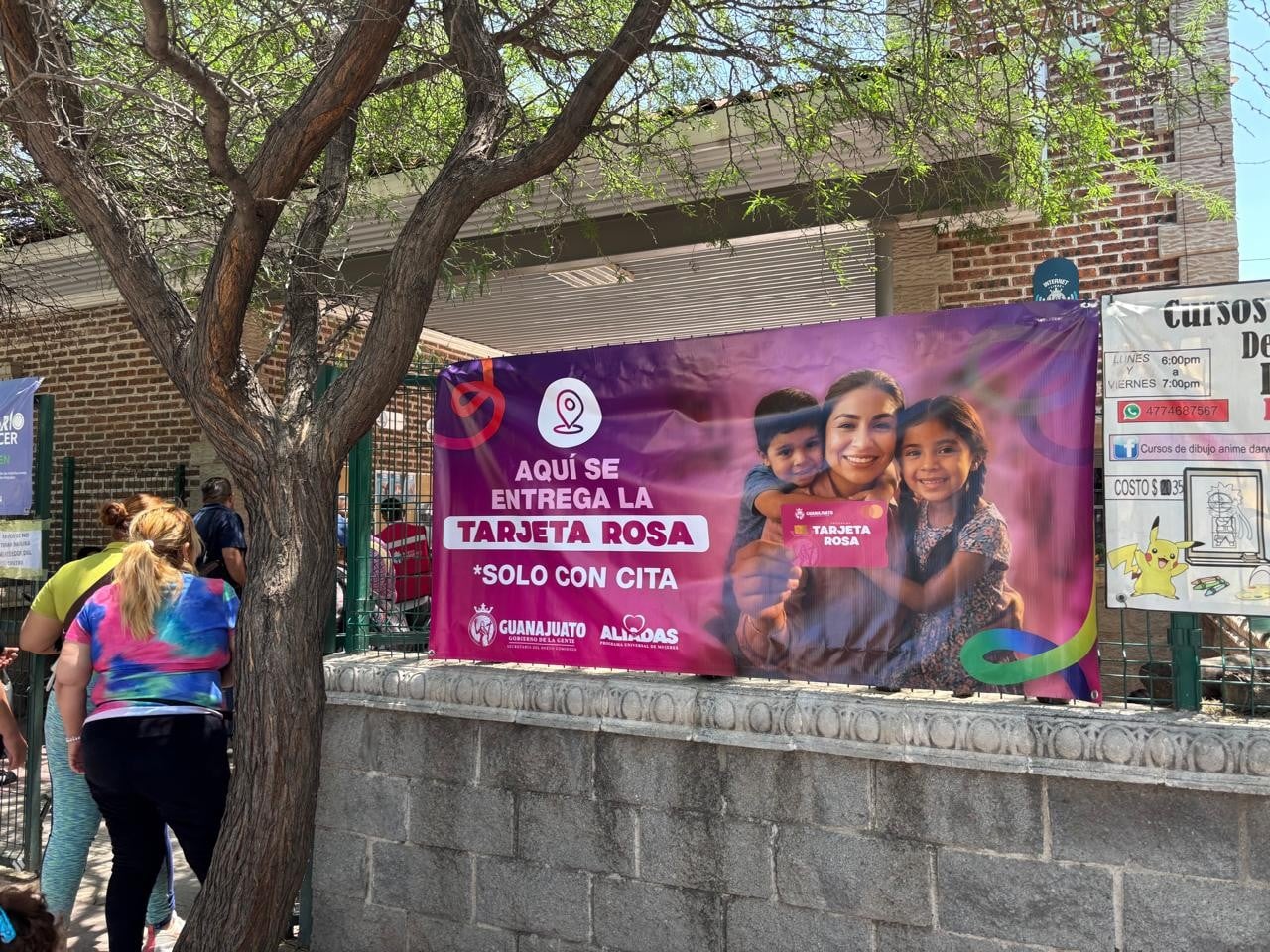 ¡A cobrar! Comienzan entregas de la tarjeta rosa en Guanajuato