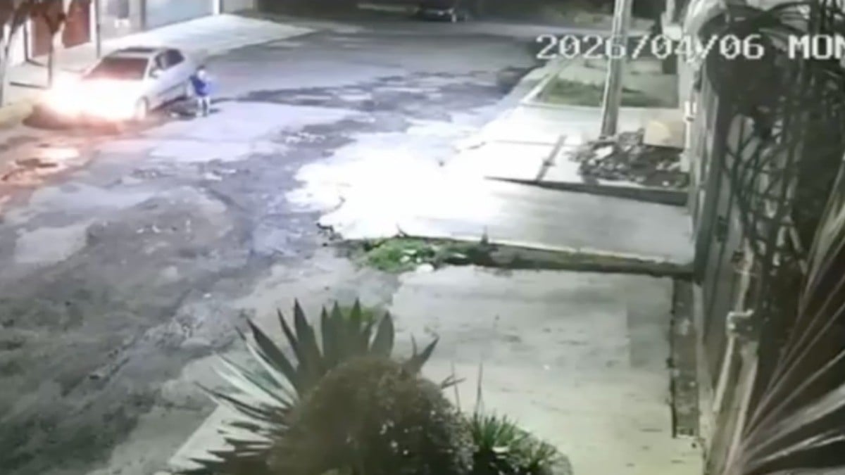 VIDEOS Captan momento en el que niño corre tras automóvil; hombre dice que jugaban