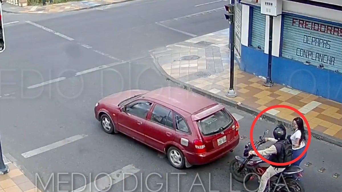 VIDEO Motociclista se despidió con un beso de su esposa y lo atropellaron, ella vio todo