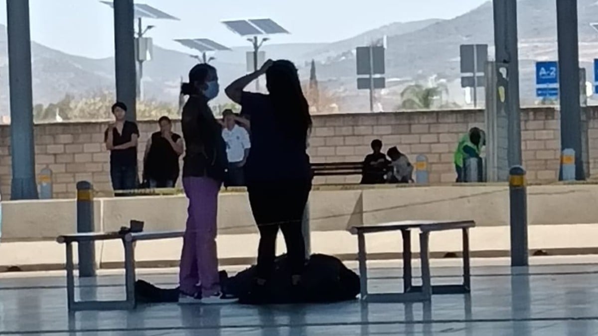 VIDEO ¡Otra muerte en vía pública! Hombre muere en Base Delta León, esperaba su camión