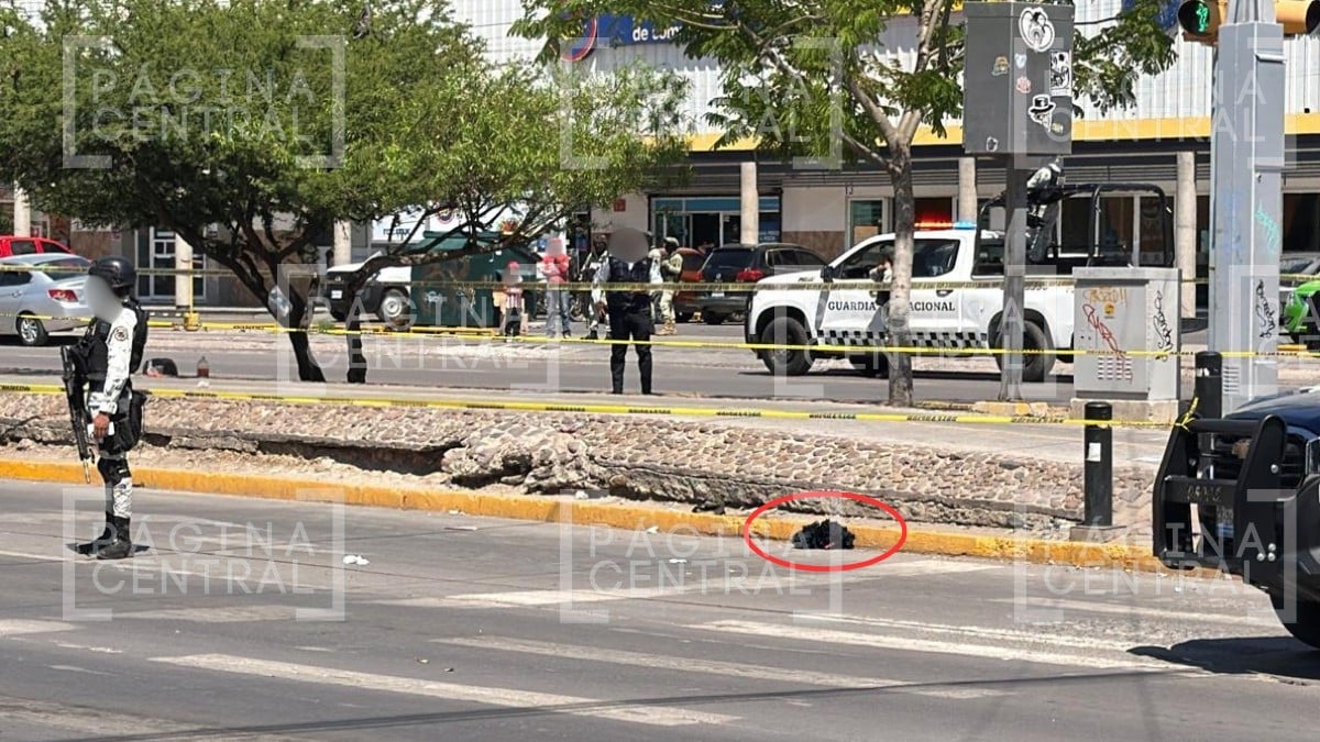 ¡En Delta y Olímpica! Hombre limpiaba carros en crucero cuando motociclistas lo balearon