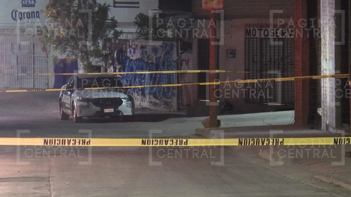 Balean a hombre afuera de su casa ¡y corre herido a refugiarse a un terreno!