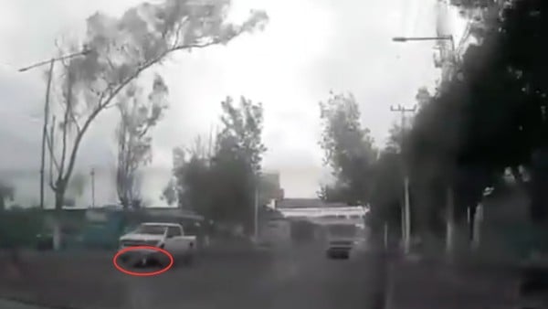 VIDEO ¡Lo arrastró 50 metros ! Captan momento en que camioneta atropella a motociclista