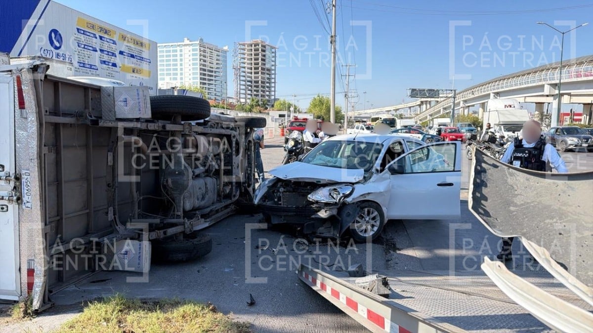 ¡Golpazo! Fuerte choque causa volcadura en el libramiento; se desquicia el tráfico