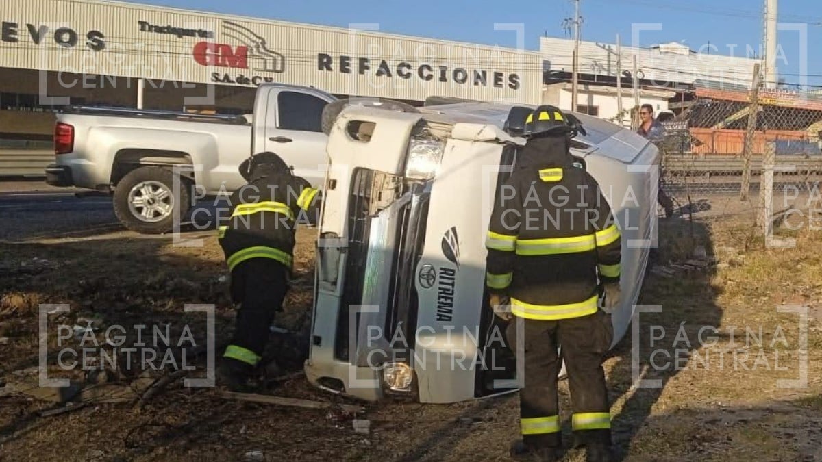 ¡Golpazo! Fuerte accidente en la Silao-León entre auto y camioneta de transporte