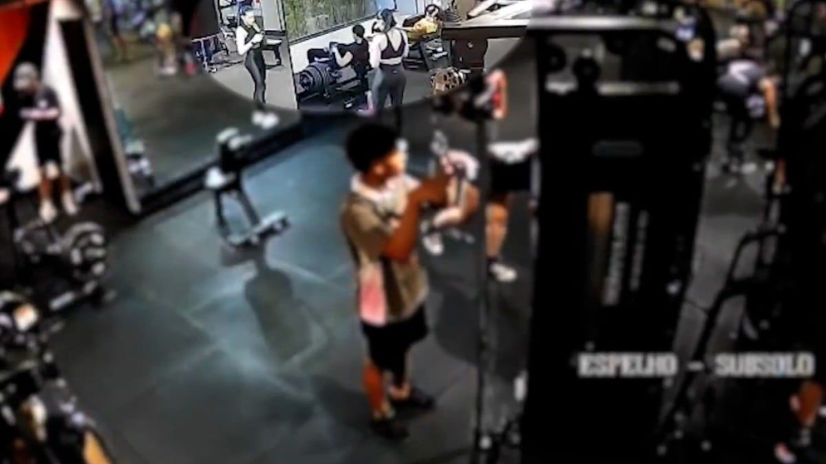 VIDEO Accidente en un gimnasio: Jovencita se fractura piernas al cargar casi 200 kilos