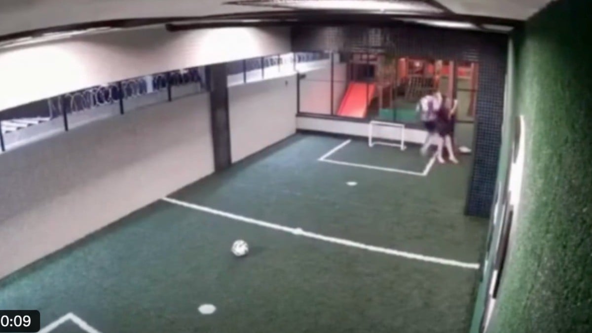 VIDEO Niño arriesga su vida para salvar a su amigo que se quedó pegado a un tubo