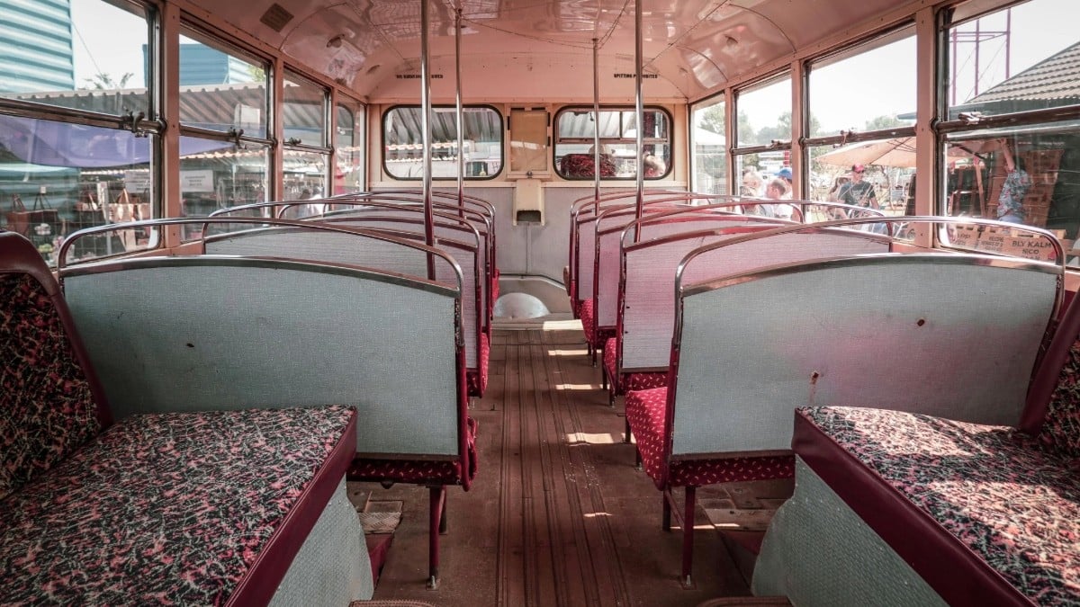 VIDEO Chofer agrede y expulsa a pasajero por presunto acoso a menor