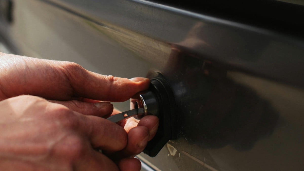 ¡Lo escucharon llorar! Rescatan a niño que vivía en cajuela